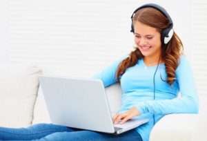 mulher-com-fones-de-ouvido-musica-no-computador-players-mp3-tocadores-1302213376106_564x430