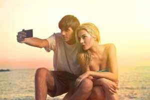 Casal tirando uma selfie